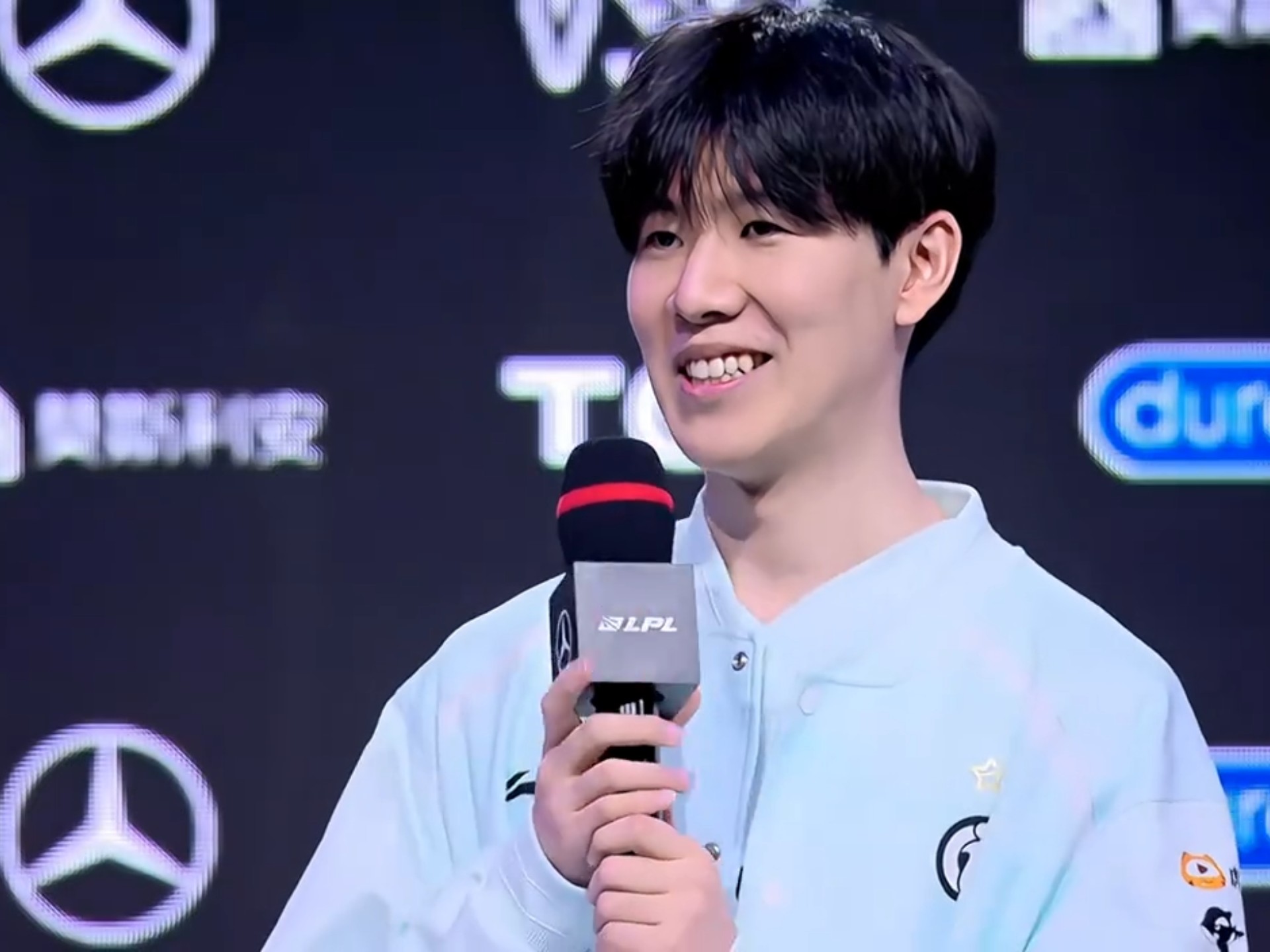 LOL台服安装教程-包含TheShy爆冷击败SKT阿扎伦卡爆冷击败巴塞罗那之后，关键时刻里昂调整名单以备英超的词条